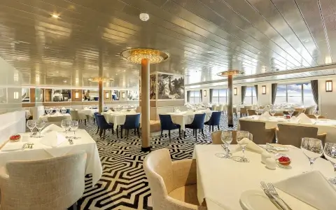 Vier Jahreszeiten restaurant aboard MS AMADEA